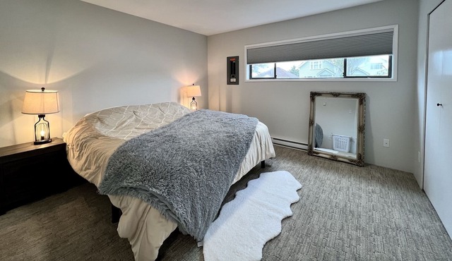 Spacious 3 bedroom/2 baths s/s duplex, newly renovated, new furniture! 🏠🛌🛀☕️