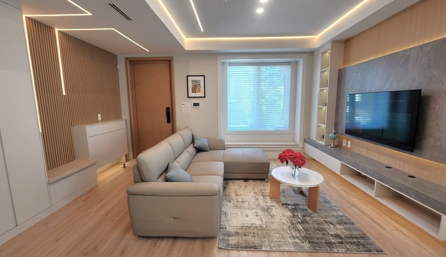 Spacious 3-Bedroom Luxury Home with A/C, Patio, and Parking – Vancouver