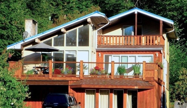Spacious 3 BR Character Home steps from Ruby Lake with Boat Access