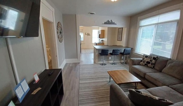 Spacious 3BR South Side Retreat - Free Parking - Sleeps 6