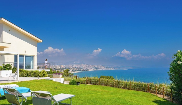 Spacious 4-bedroom Luxury Villa with Direct Sea Access in Sciacca