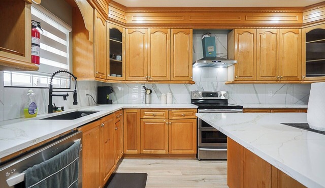 Spacious 5 Bed and 4 Bath Family home mins to hwy, malls located in Delta/Surrey