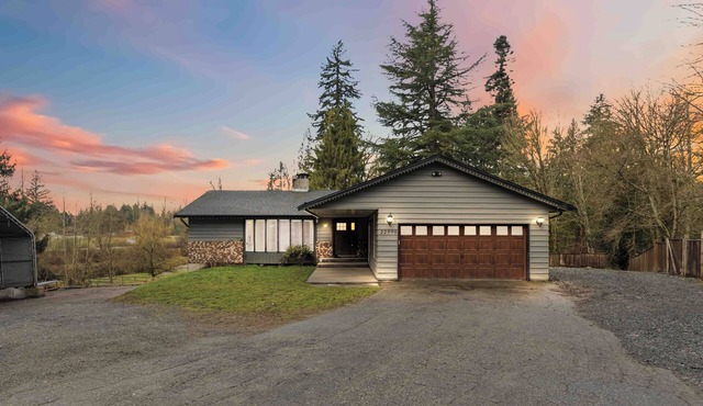 Spacious 6-Bedroom Home in Salmon River