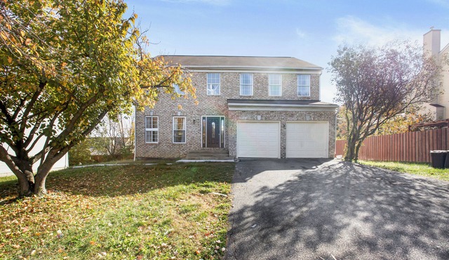 Spacious 6-bedroom house with WiFi, AC, and Streaming Services in Silver Spring in Silver Spring