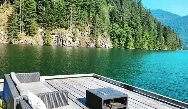 Spacious 7-bedroom cabin in enjoyable Pitt Lake, BC