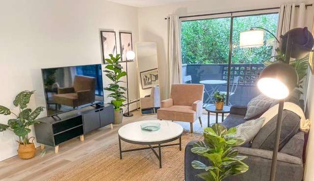 Spacious and Comfortable Suite With Full Kitchen - 10 Min From Downtown!
