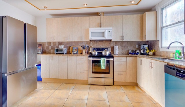 Spacious Charming Waterfront 7 Bedrooms Home In Montreal