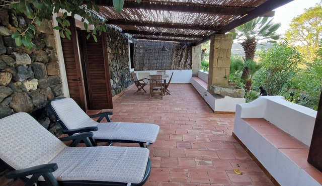 Spacious Dammuso for families and friends!