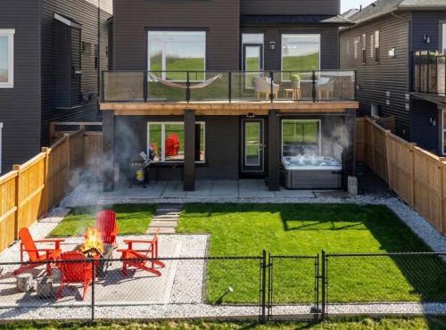 Spacious Family Retreat with Hot Tub, Pool Table, Gym