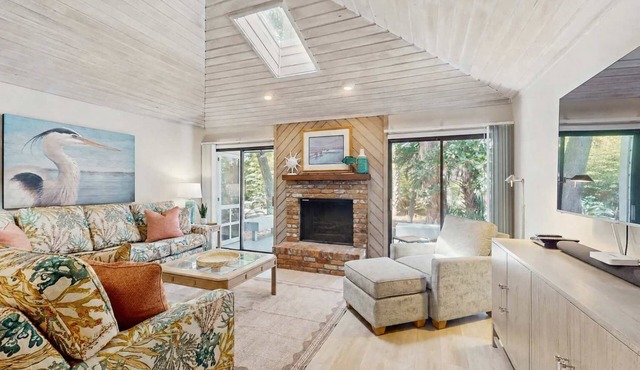 Spacious Home - four rows from the ocean with private deck