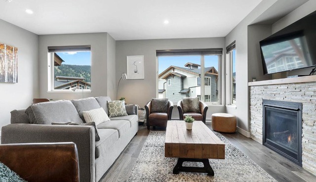 Spacious Modern Ski-in Ski-out with Hot Tub Townhouse
