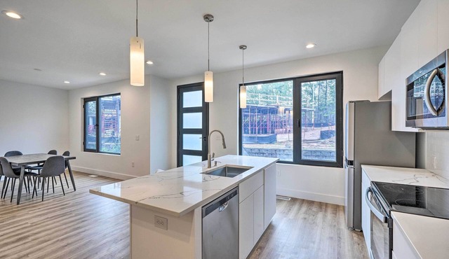 Spacious & Modern Townhome 6 Mi to Duke!