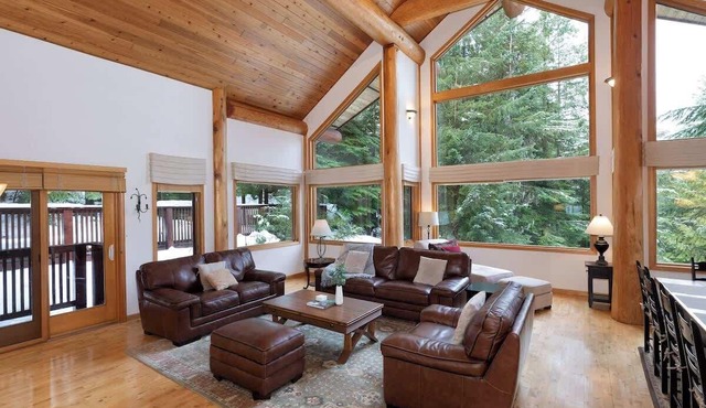 Spacious mountain home with hot tub