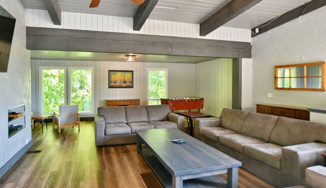 Spacious & Relaxing Chalet close to Blue Mountain Ski resort. Dog-friendly!