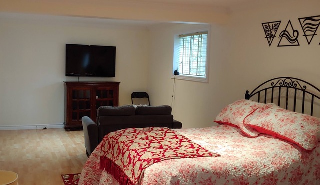 Spacious Room - Near Hospital, Restaurants, Gas