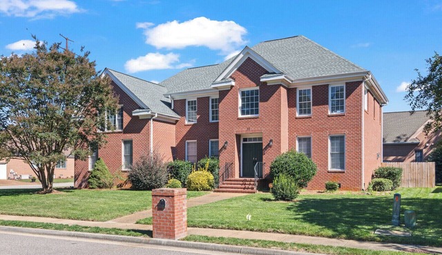 Spacious Solace House in Historic Hampton- bedroom with full bath on 1st floor