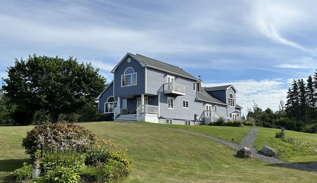 Spacious suite with oceanview sunset balcony. Close beach, restaurant, harbour