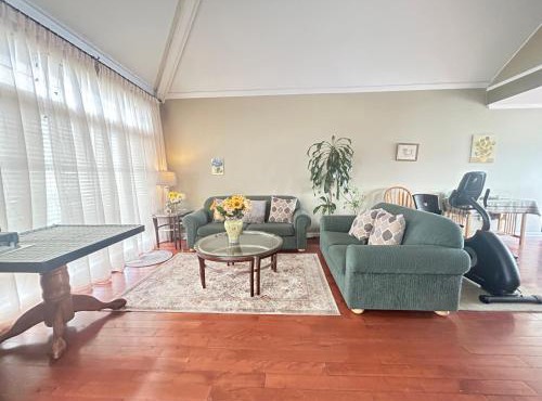 Spacious three bedrooms, Queenbeds entire House, free parking and wifi