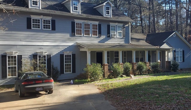 Spacious Upstairs Master Suite w/Ensuite Bath – Shared Home