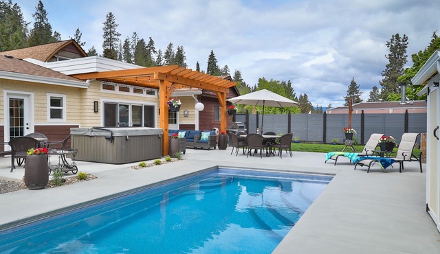 Spacious Urban Cottage with Private Hot tub and Heated Salt Water Pool