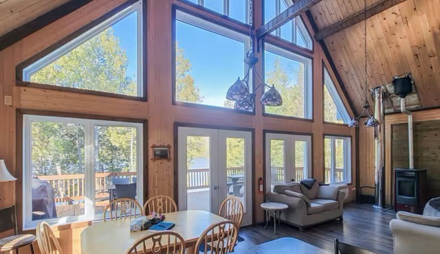 Spacious waterfront Chalet - Navigable Lake