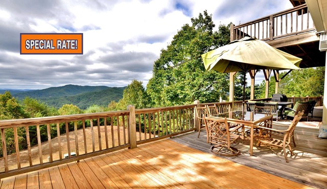 SPACIOUS WITH LONG-RANGE MOUNTAIN VIEWS, AMAZING MASTER SUITE & BATH W/CLAW TUB in Murphy