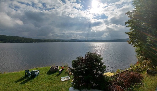 Spectacular Lakehouse with mountain views own sandy beach on crystal clear lake