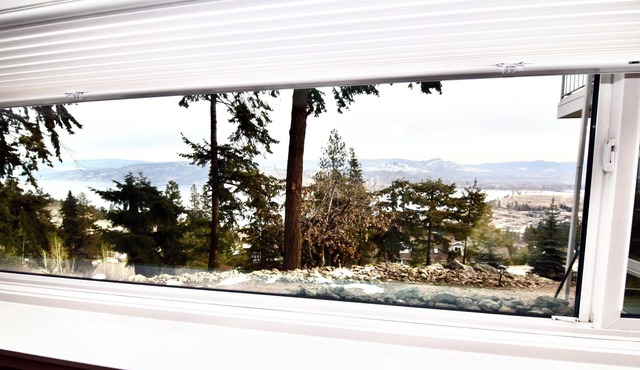 Spectacular Lake & Mountain Views, near Wineries, minutes to downtown Kelowna!