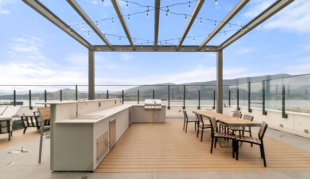 Spectacular Lake View w/Rooftop Access in Downtown Kelowna!
