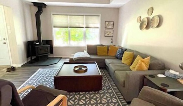 Spring bird watching cozy getaway with a wood burning stove. Close to the lake