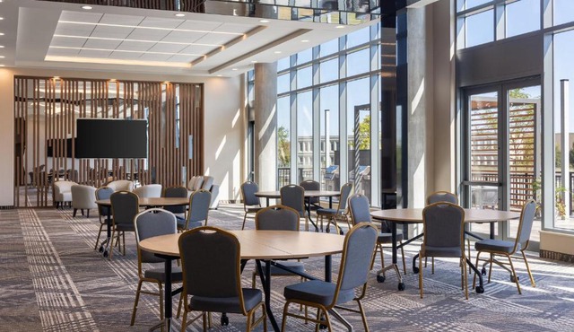 Staybridge Suites Montreal Airport - St-Laurent by IHG