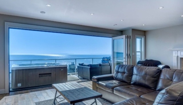 Steps from East beach White Rock with hot tub!