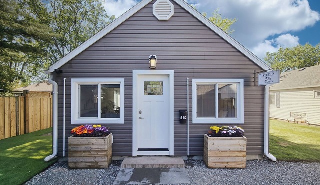 Studio 5 |Explore Niagara from Newly Rebuilt Private Cottage in Port Dalhousie in St. Catharines