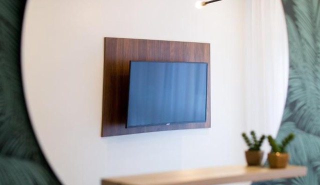 Studio Palms Steps from JeanTalon Market Full Bath by Den Stays