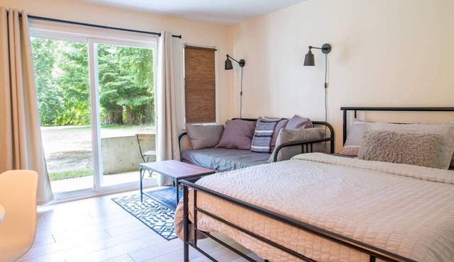 Studio w Balcony | Smart TV & 2-Min Walk to Lake