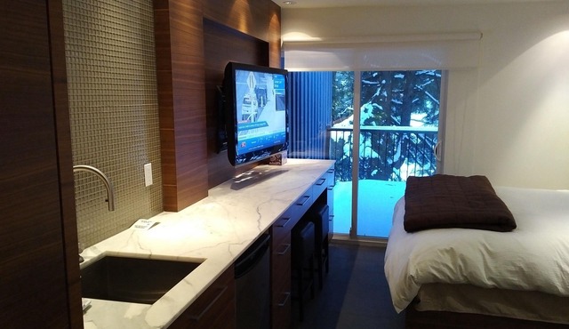STUDIO WITH FOUR SEASONS FINISHES