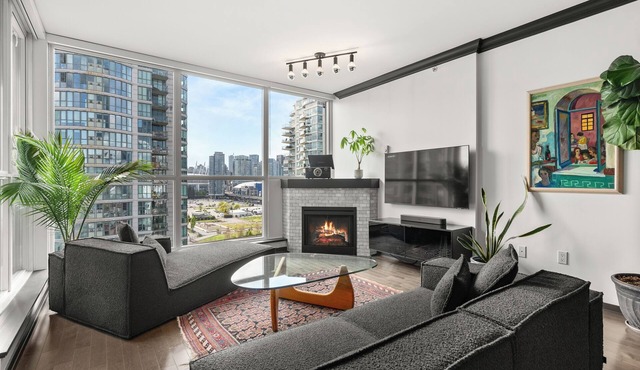 Stunning 1BR Sub-Penthouse - Walk to Science World