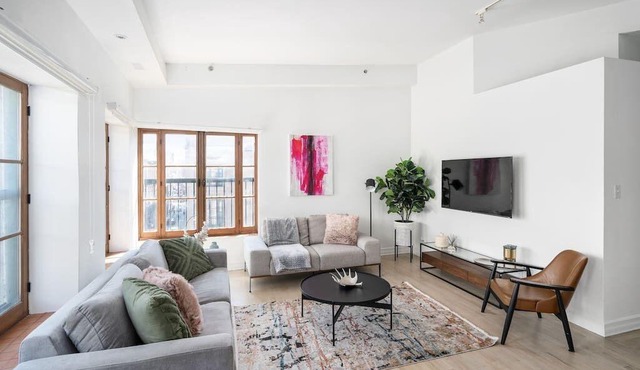Stunning 3BR 3BA Apt Central Old Mtl | St Paul St