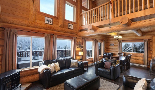 Stunning Log Mount Washington Chalet with Breathtaking Views of Strathcona Park