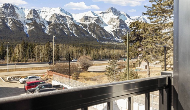 Stunning Mountain View Townhouse, Accommodates 6