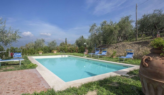 Stunning private villa for 9 people with WIFI, private pool, hot tub, TV, terrace and pets allowed