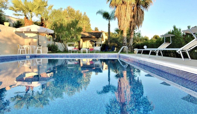 Stunning private villa for 6 people with WIFI, private pool, A/C, TV, patio and parking