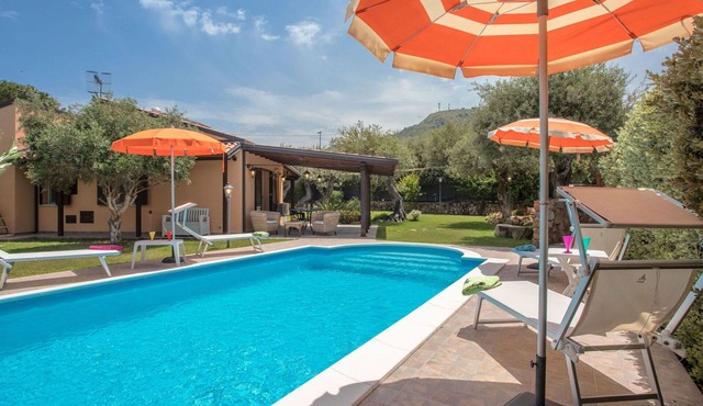 Stunning private villa for 6 guests with WIFI, A/C, private pool, TV and patio