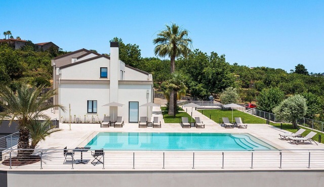 Stunning private villa for 11 guests with private pool, A/C, WIFI, TV, terrace and panoramic view