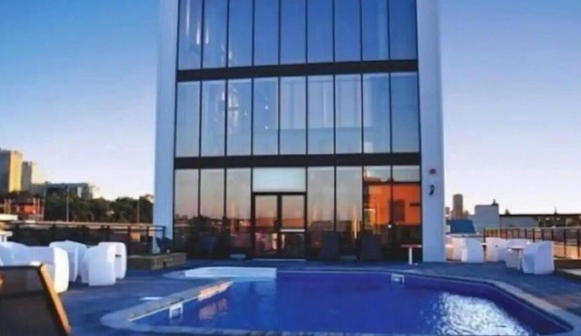 STUNNING URBAN LOFT-GREAT AMENITIES & ROOFTOP POOL