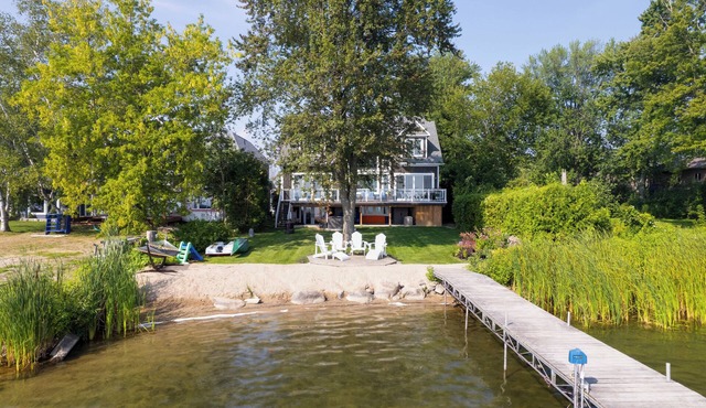 Stunning Waterfront Luxurious Lakehouse 45 mins from Toronto! Great for families