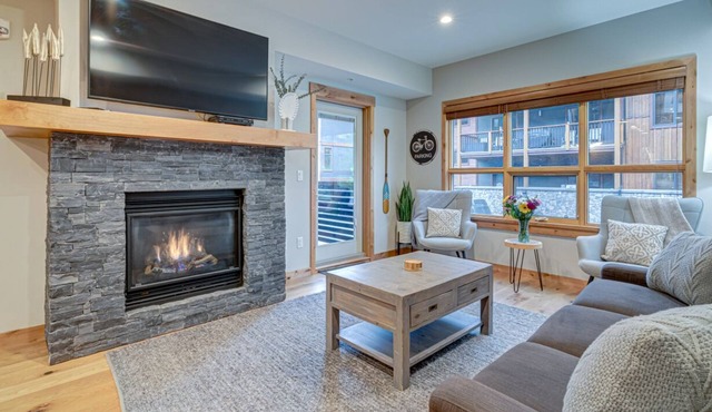 Stunning White Spruce Lodge - Walk to Main Street!