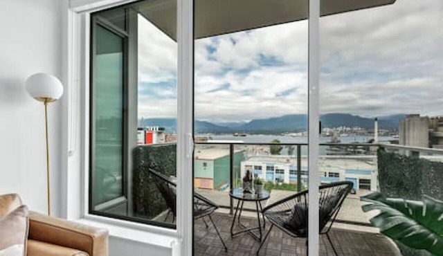 Stylish 2BR with Panoramic City & Mountain Views!