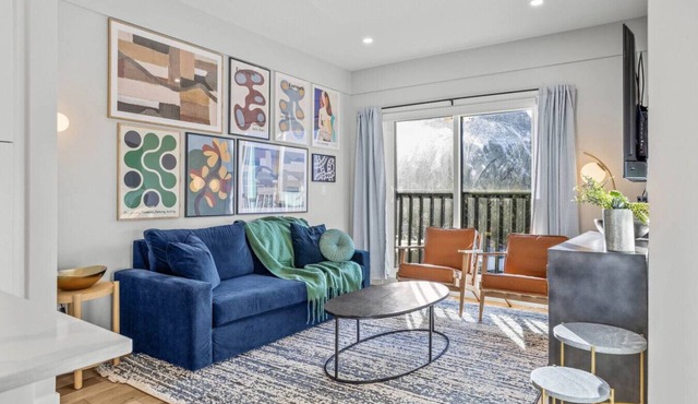 Stylish 4BR Near DT with Balcony, Mtn View, Sleeps 14