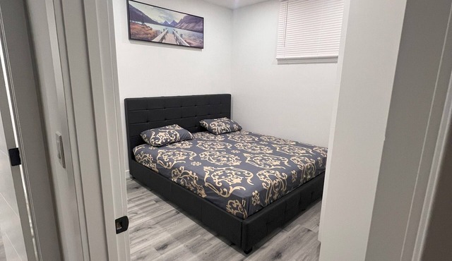 Stylish Basement Suite w/Private Entry & Workspace